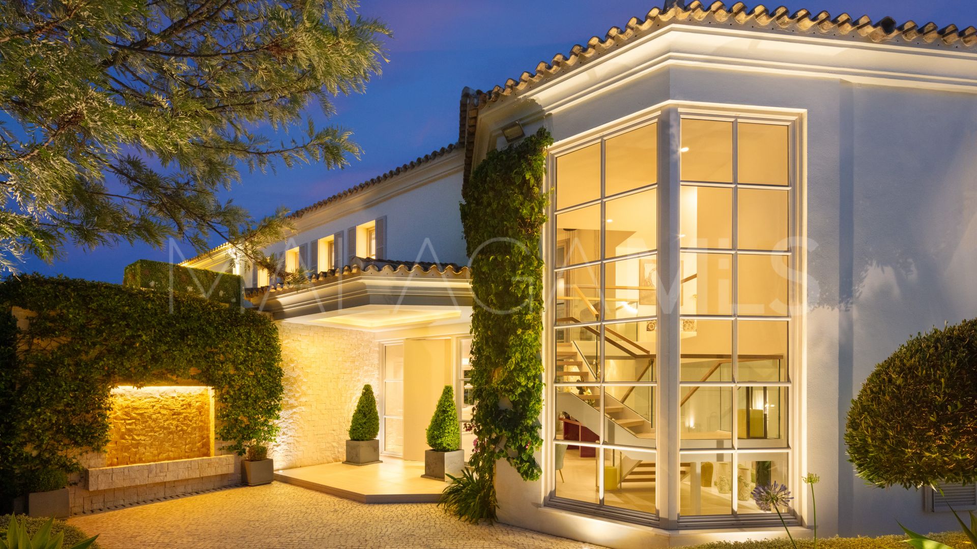 Villa for sale in Nueva Andalucia