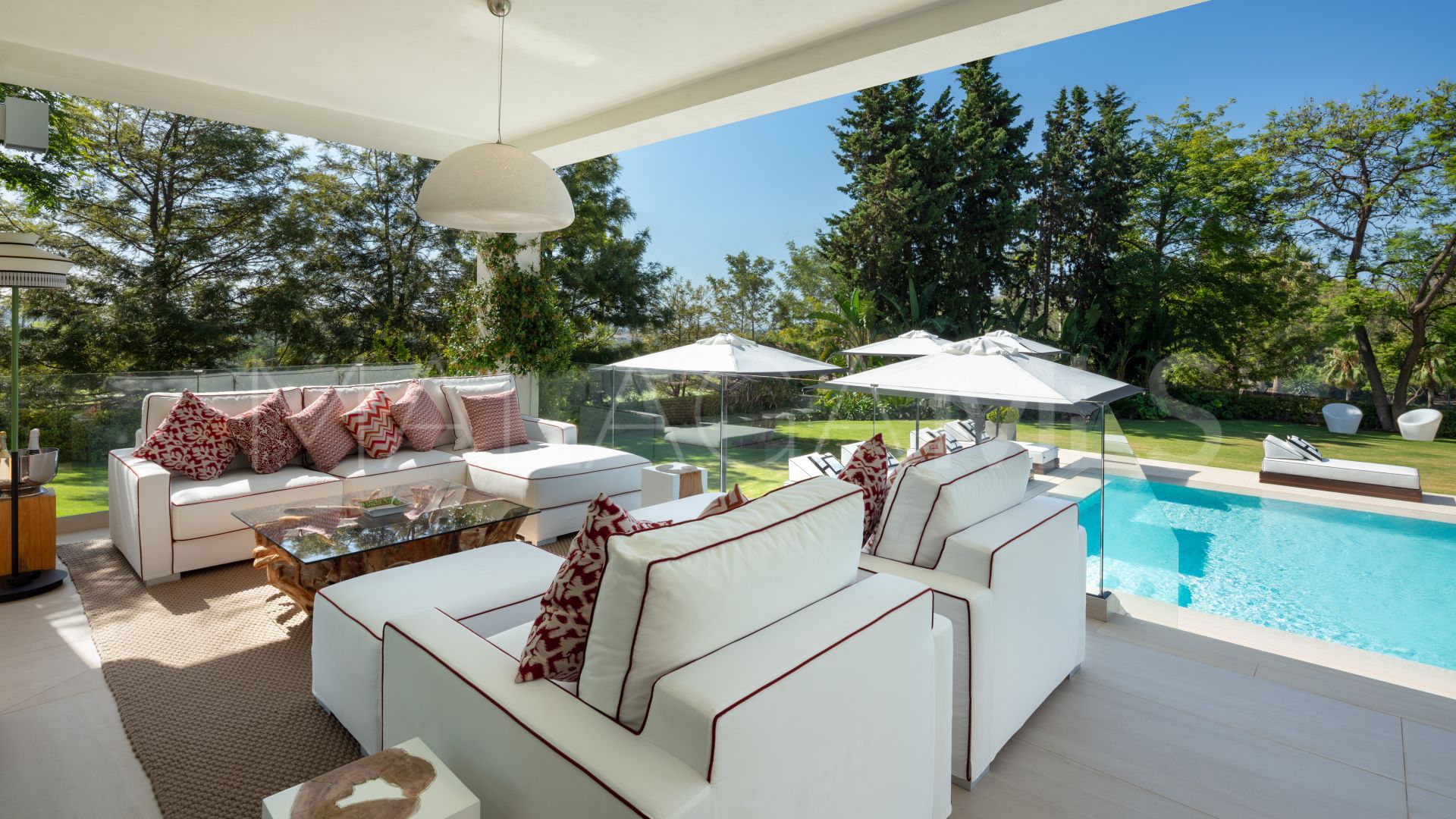 Villa for sale in Nueva Andalucia