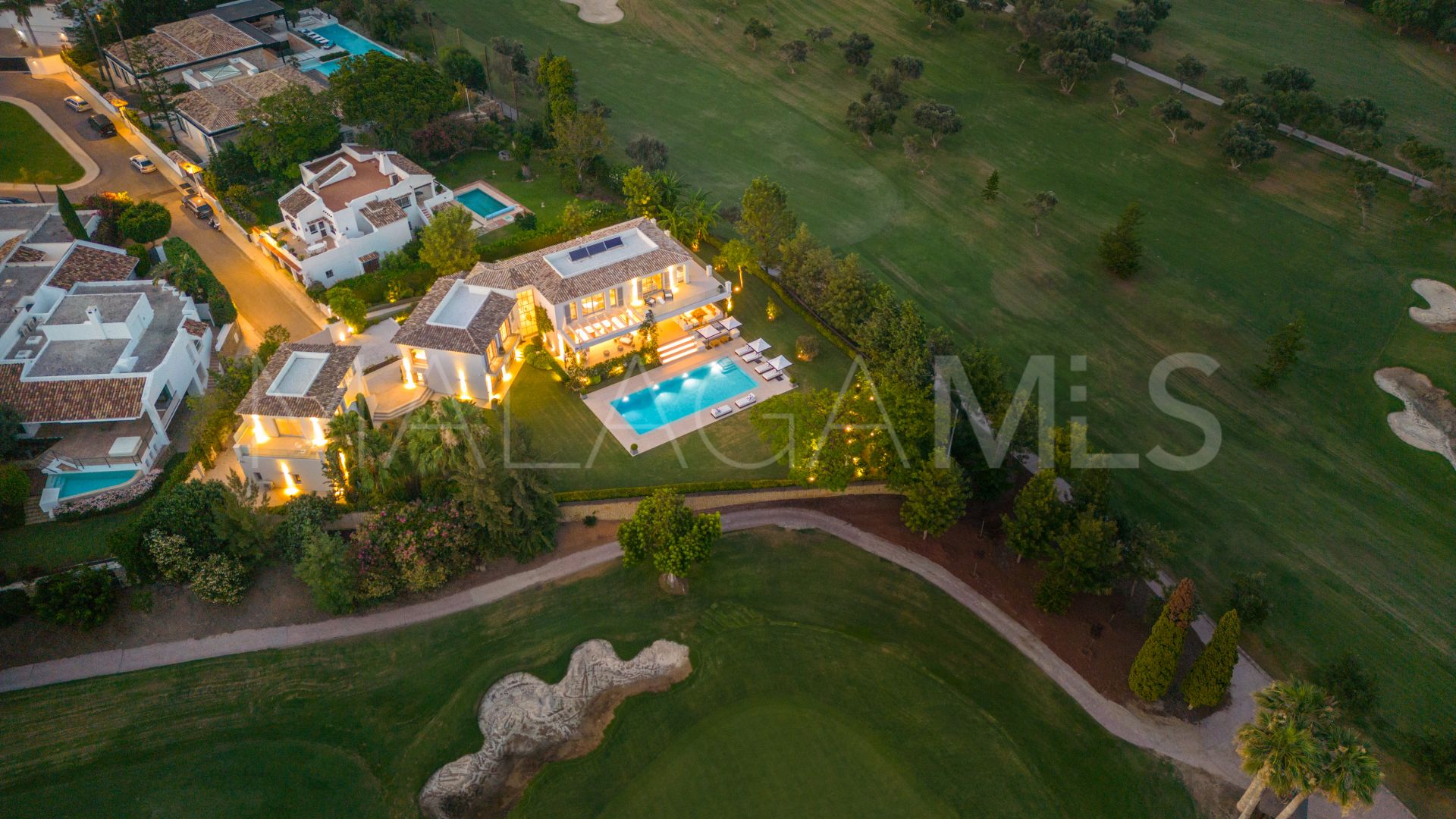 Villa for sale in Nueva Andalucia