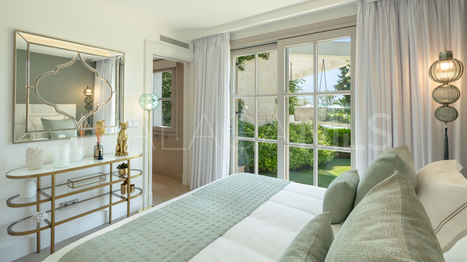 Villa for sale in Nueva Andalucia