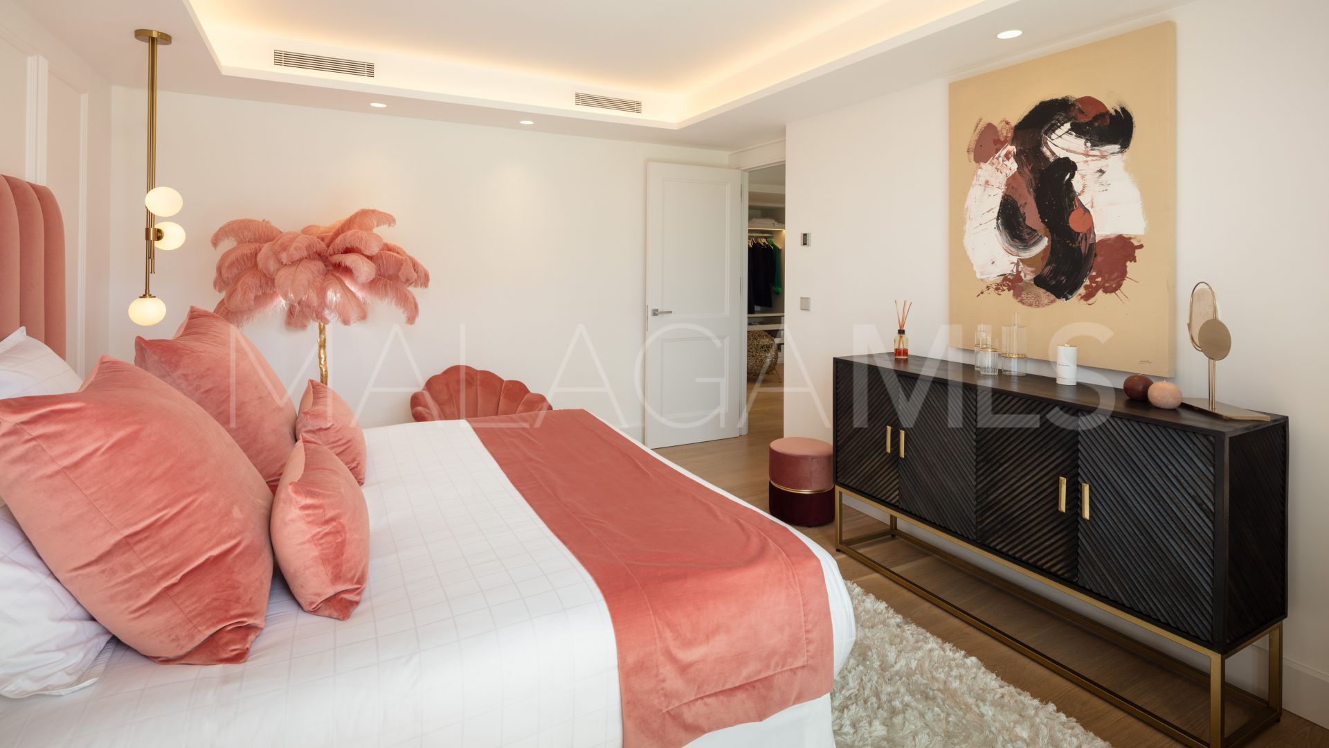 Villa for sale in Nueva Andalucia