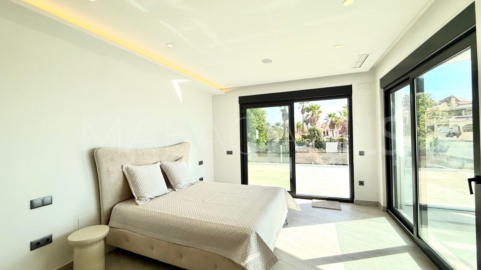 Buy villa de 5 bedrooms in El Faro