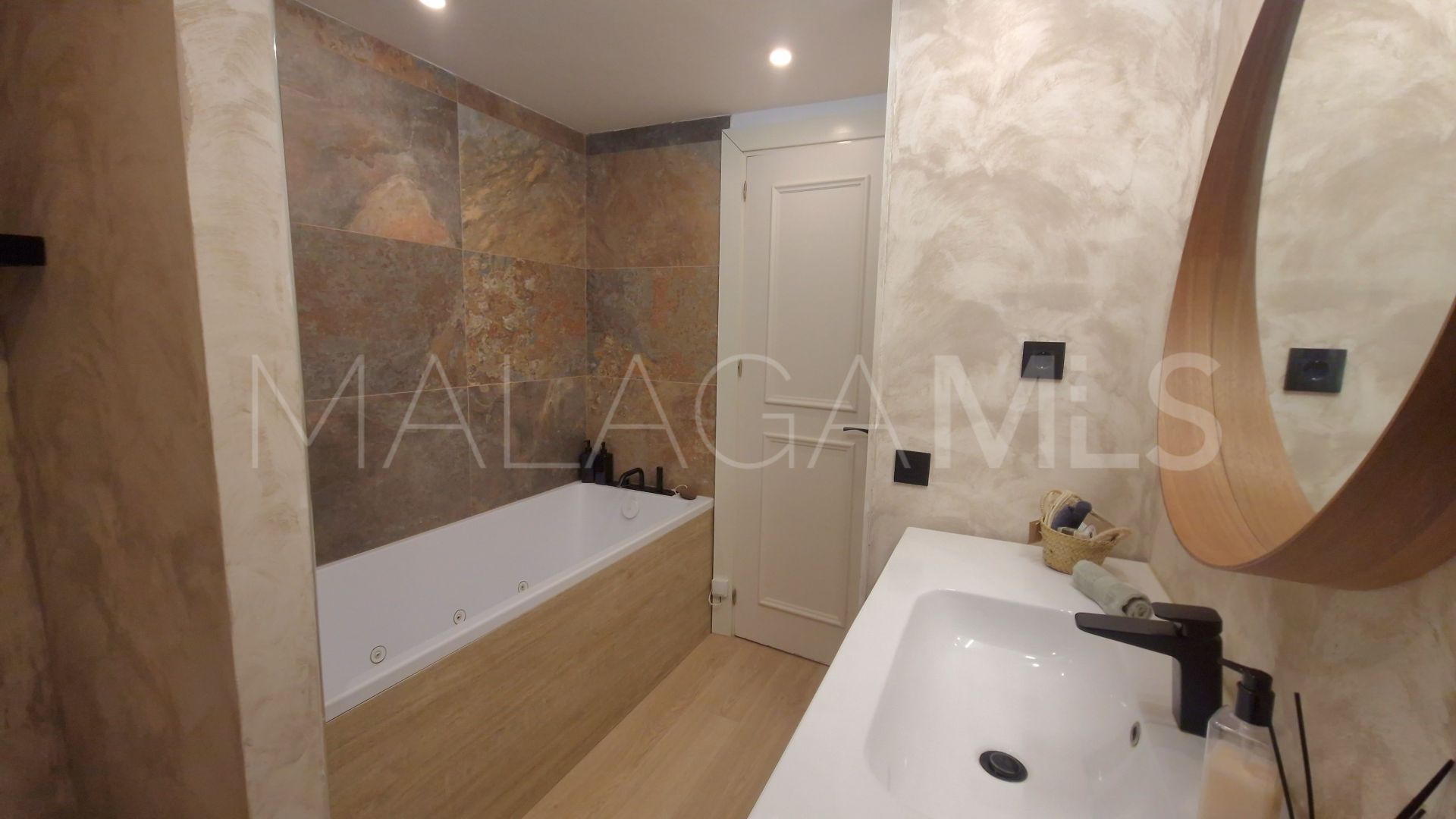 Buy apartamento with 4 bedrooms in Nueva Andalucia