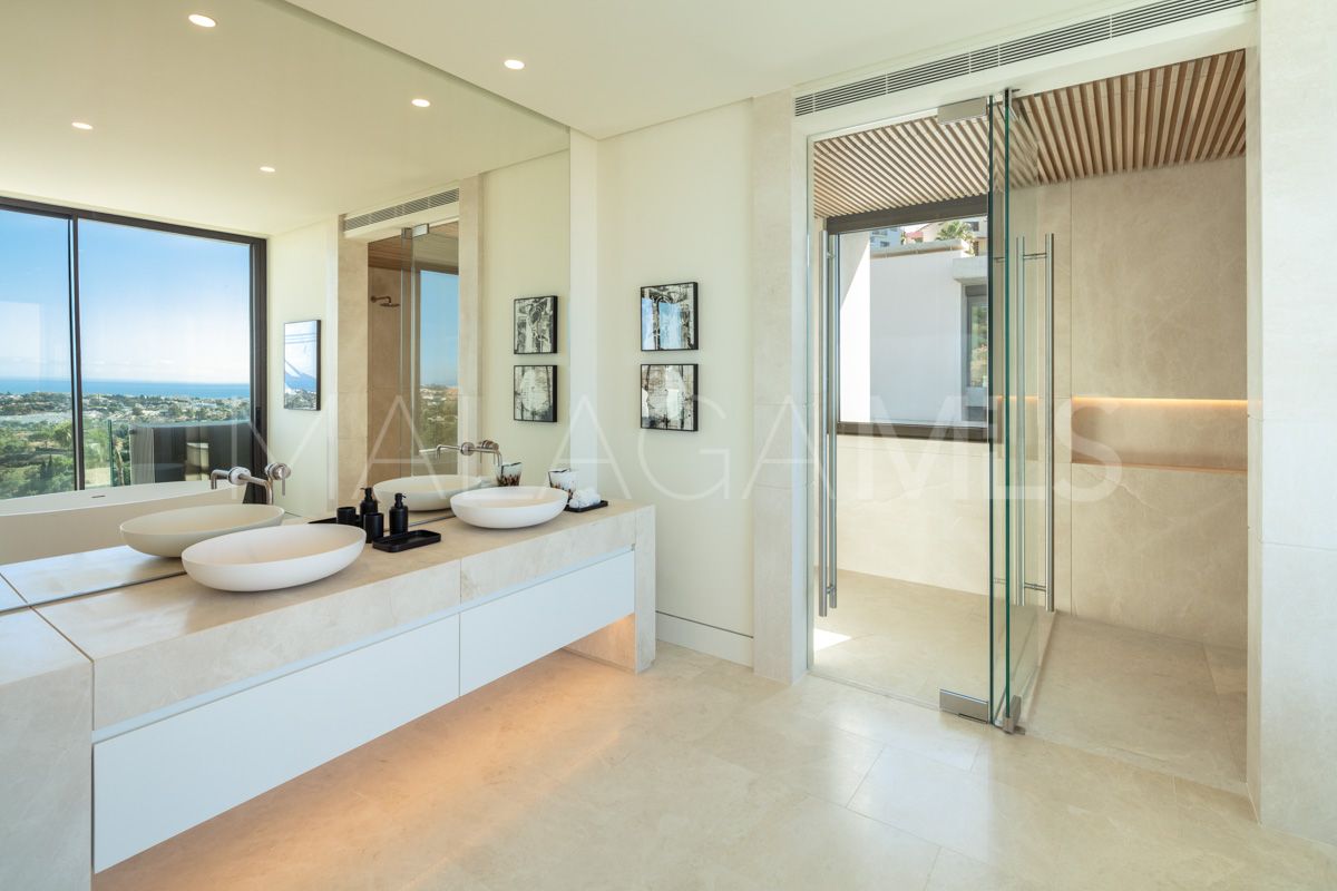 Buy villa in La Quinta