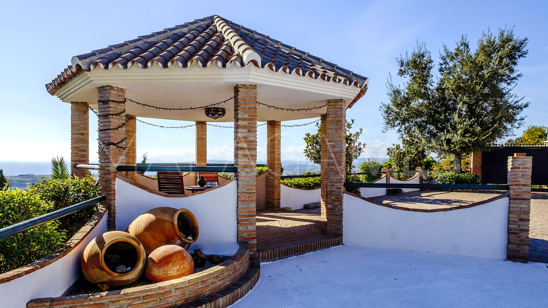 Finca for sale with 6 bedrooms in Estepona Centro