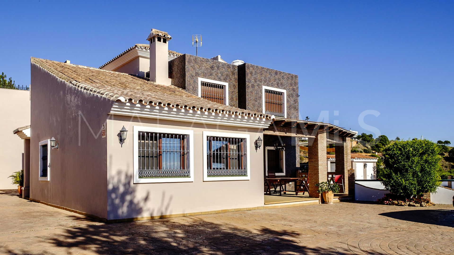 Finca for sale with 6 bedrooms in Estepona Centro