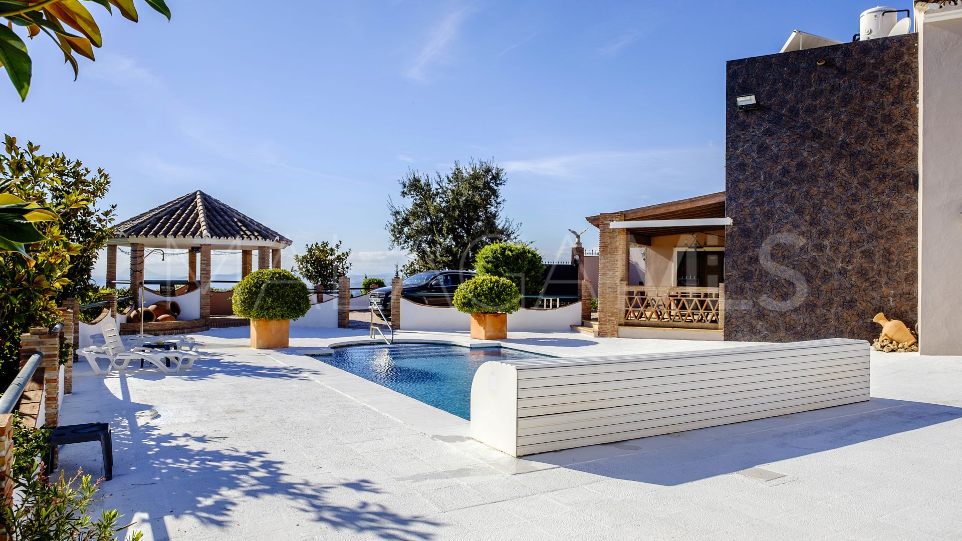Finca for sale with 6 bedrooms in Estepona Centro