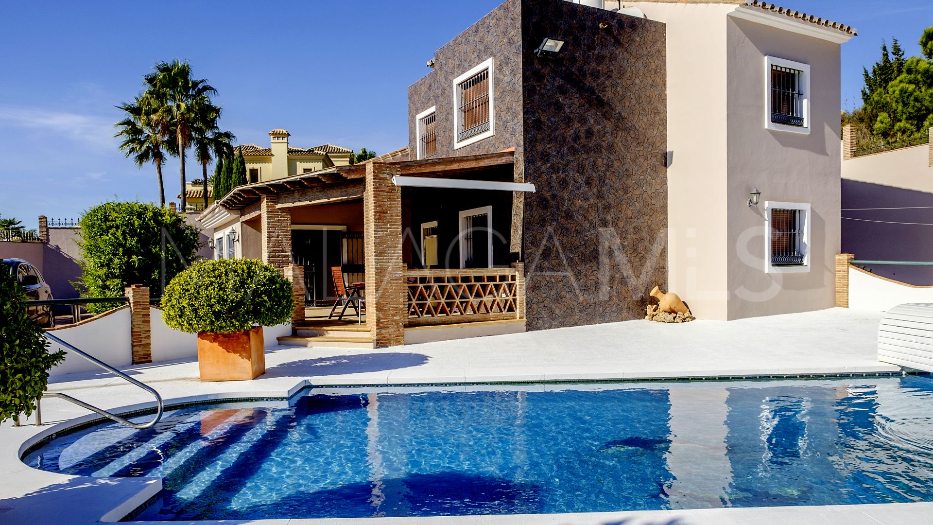 Finca for sale with 6 bedrooms in Estepona Centro
