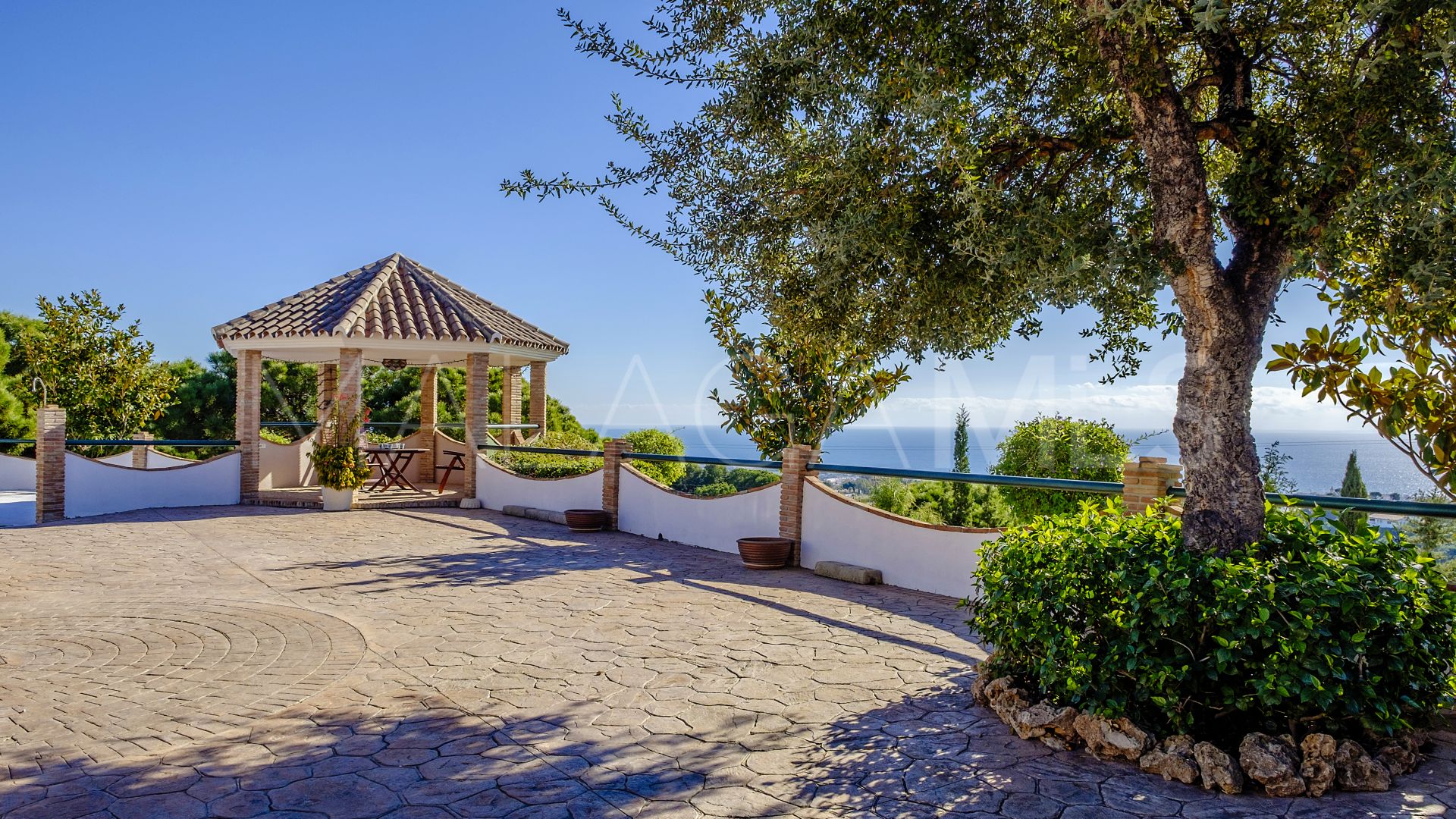 Finca for sale with 6 bedrooms in Estepona Centro