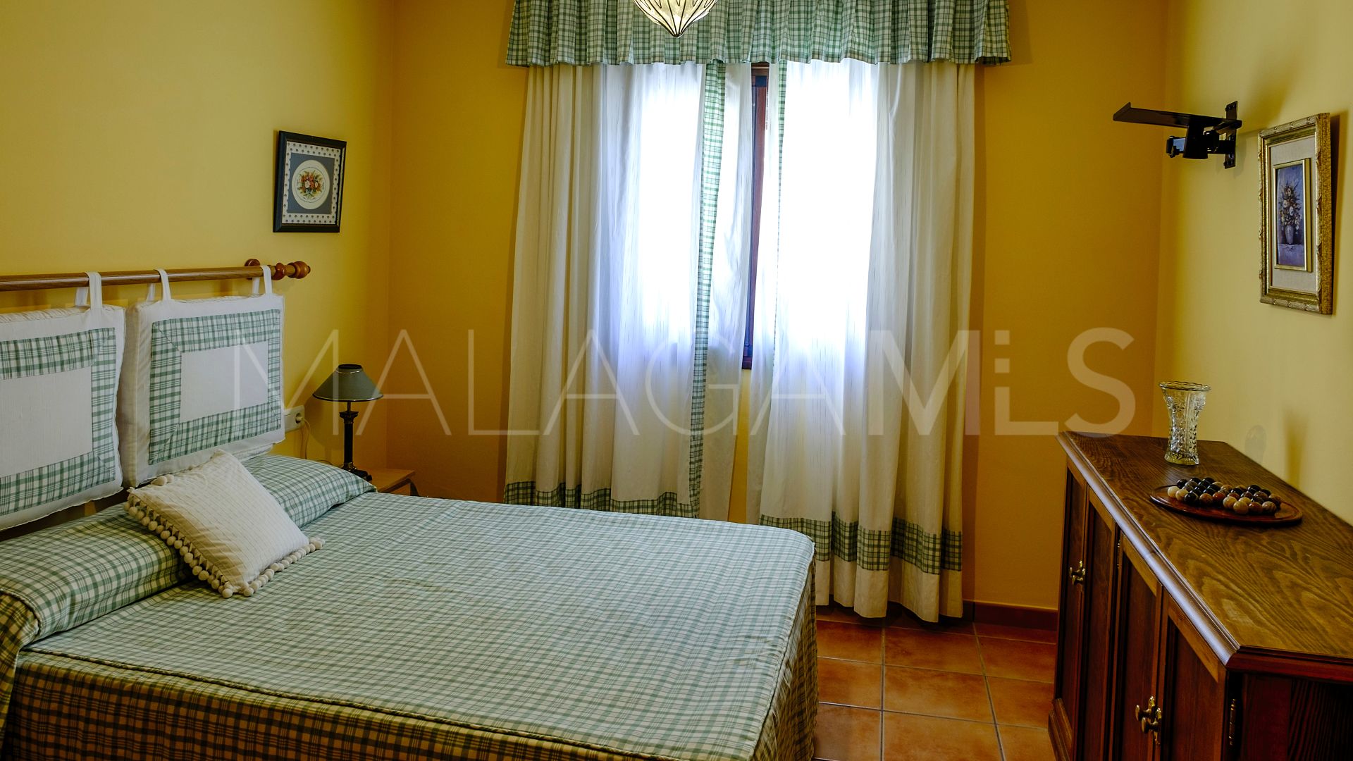 Finca for sale with 6 bedrooms in Estepona Centro