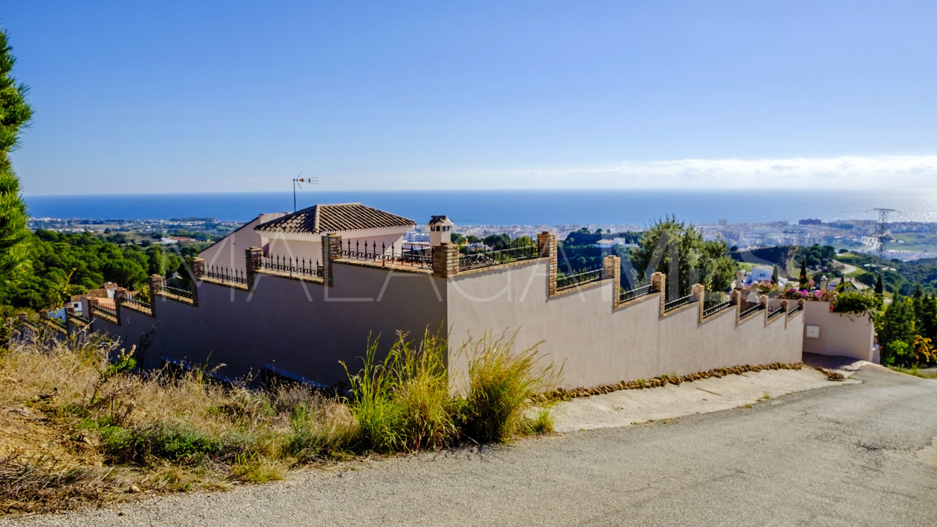 Finca for sale with 6 bedrooms in Estepona Centro