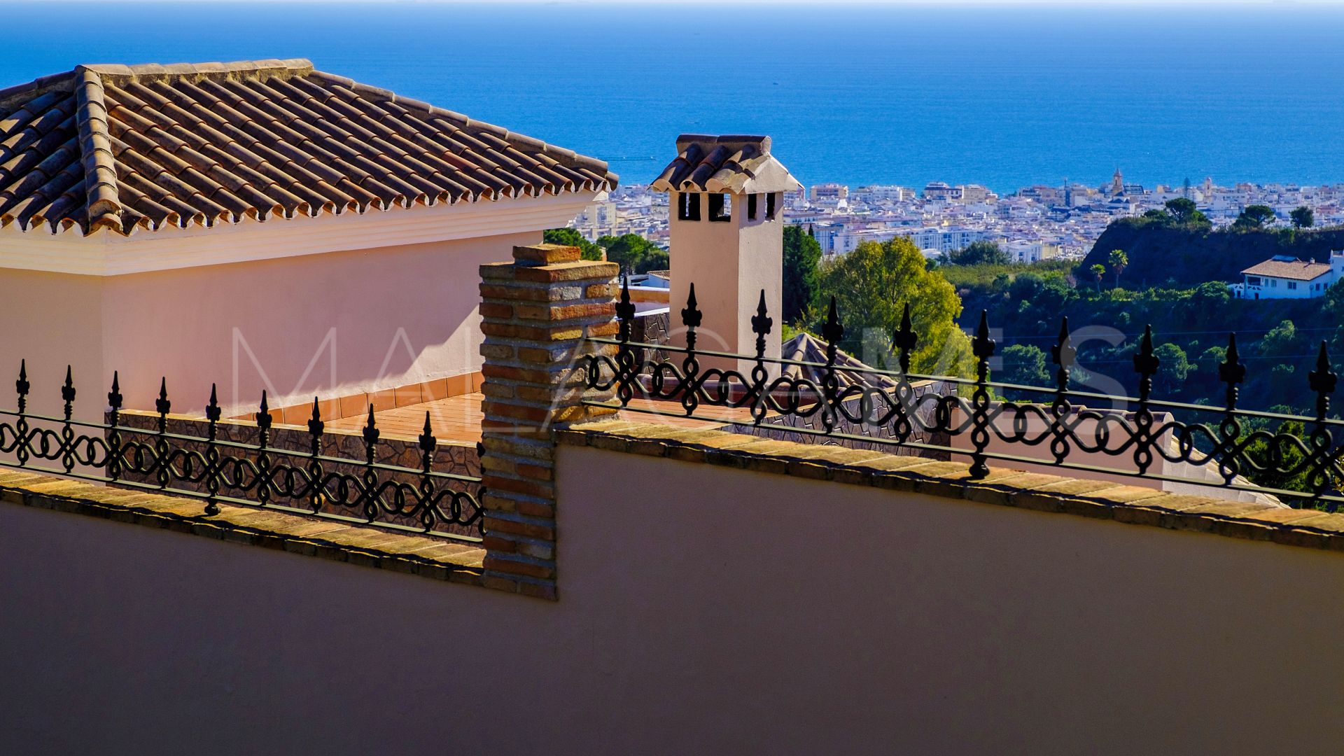 Finca for sale with 6 bedrooms in Estepona Centro