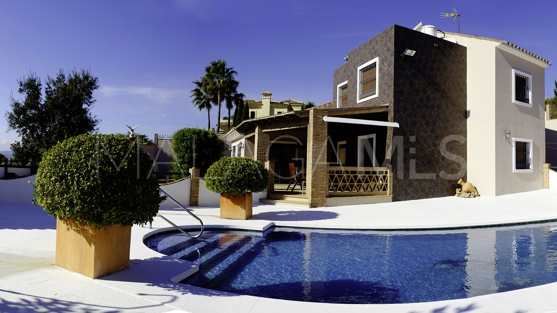 Finca for sale with 6 bedrooms in Estepona Centro