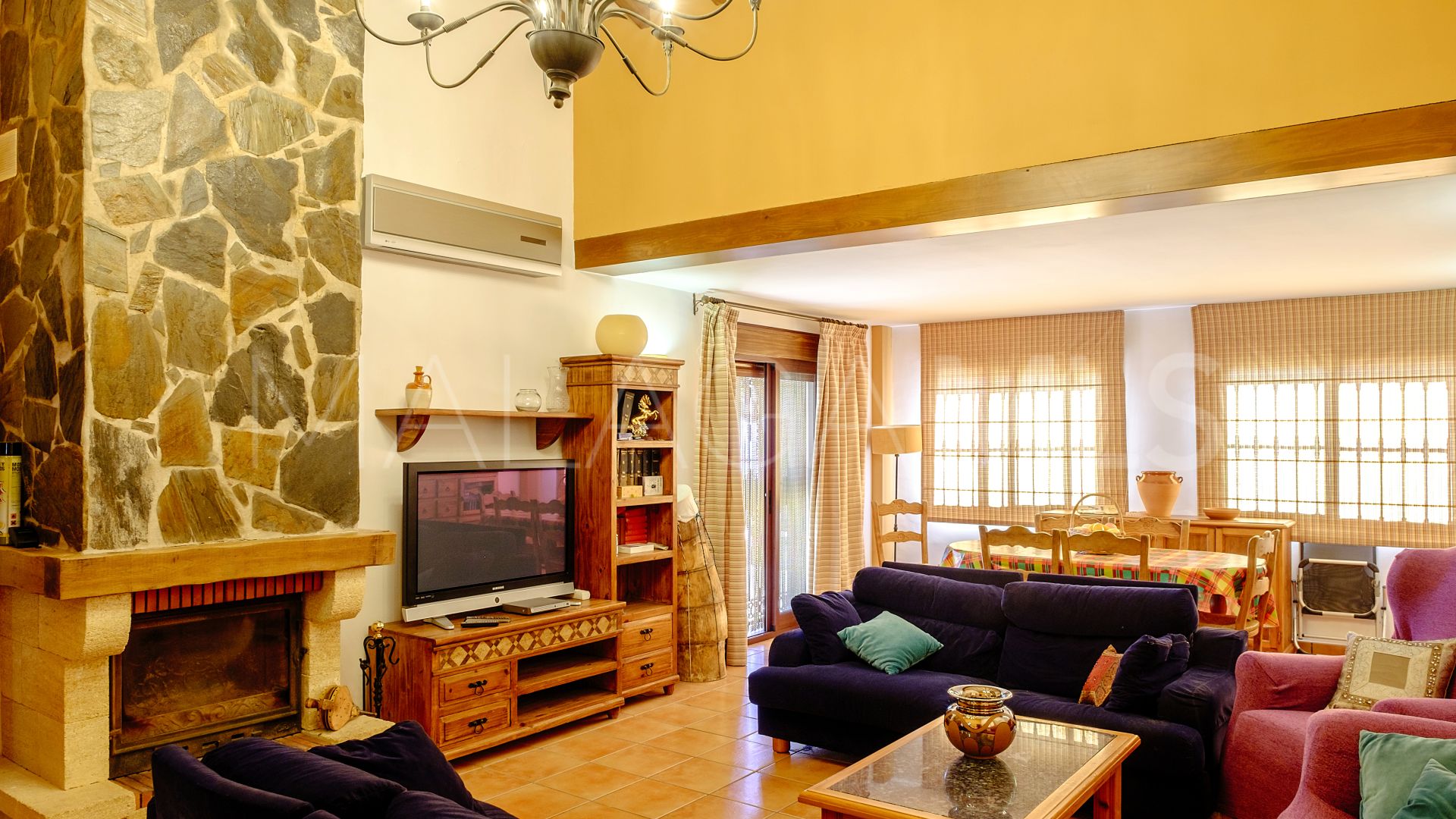 Finca for sale with 6 bedrooms in Estepona Centro