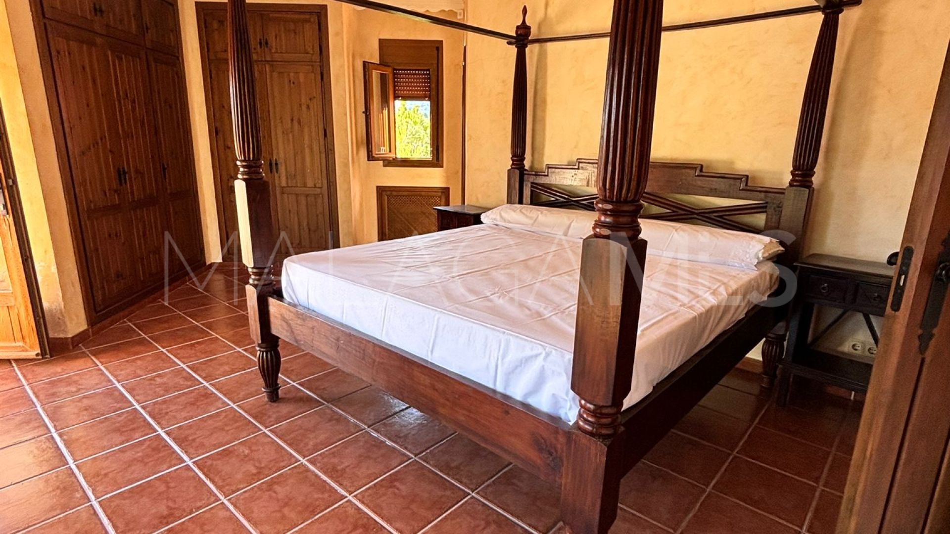 Villa for sale in Estepona