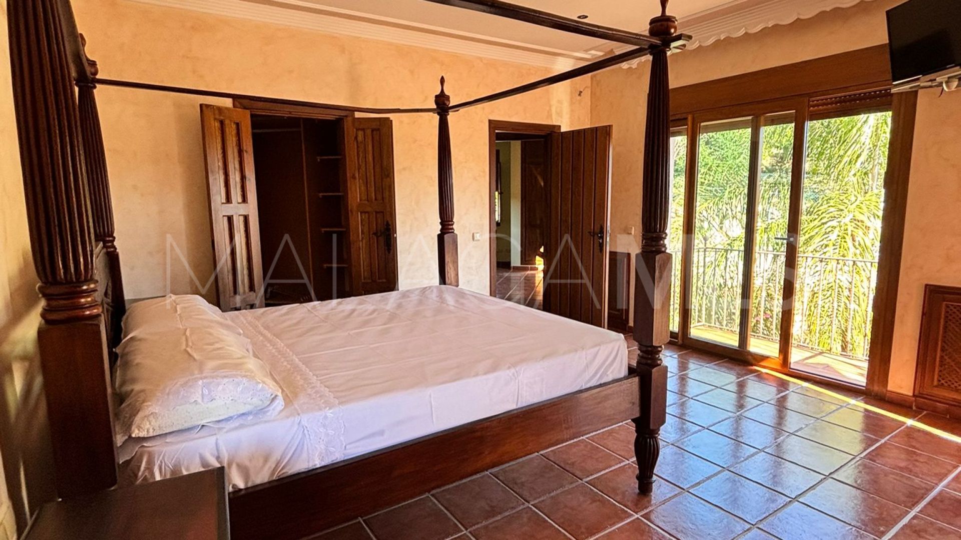 Villa for sale in Estepona