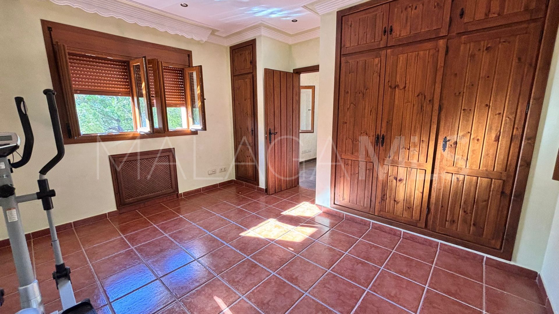 Villa for sale in Estepona