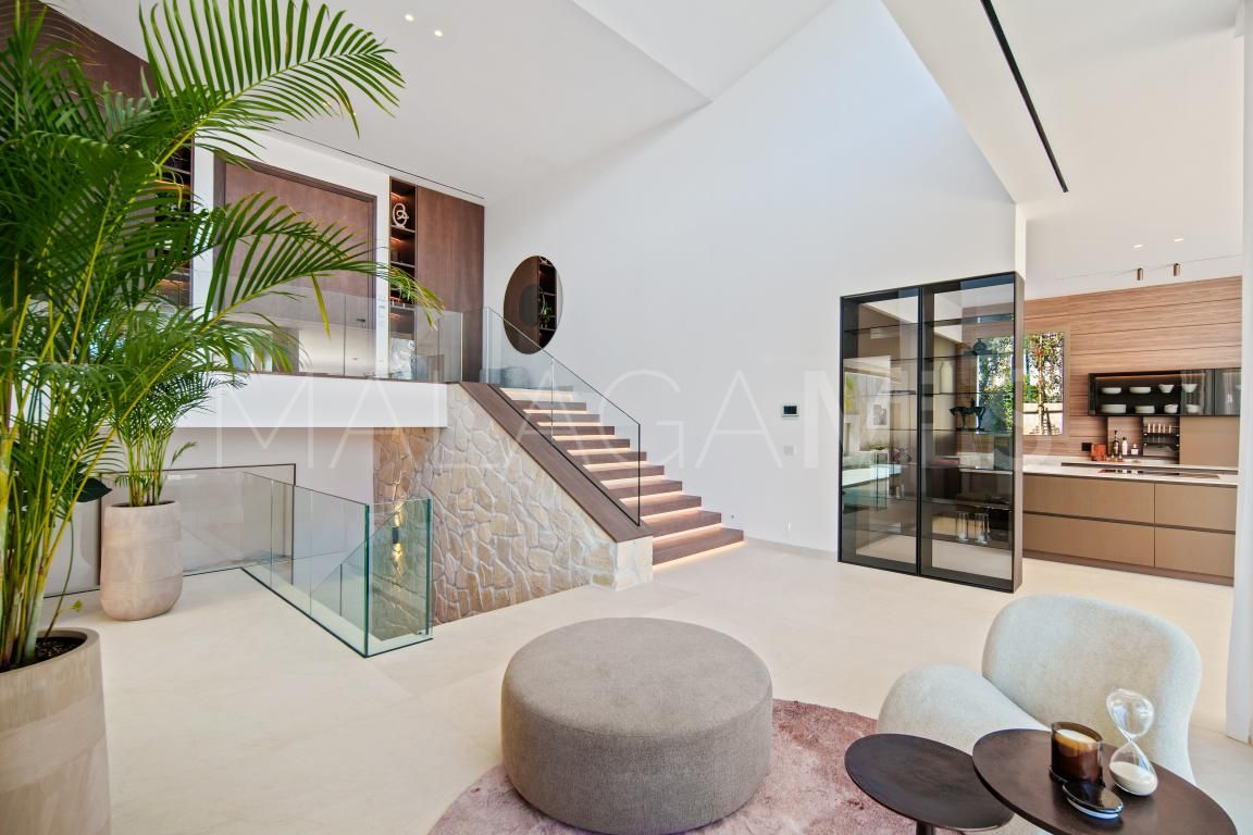 Buy villa with 5 bedrooms in Nueva Andalucia