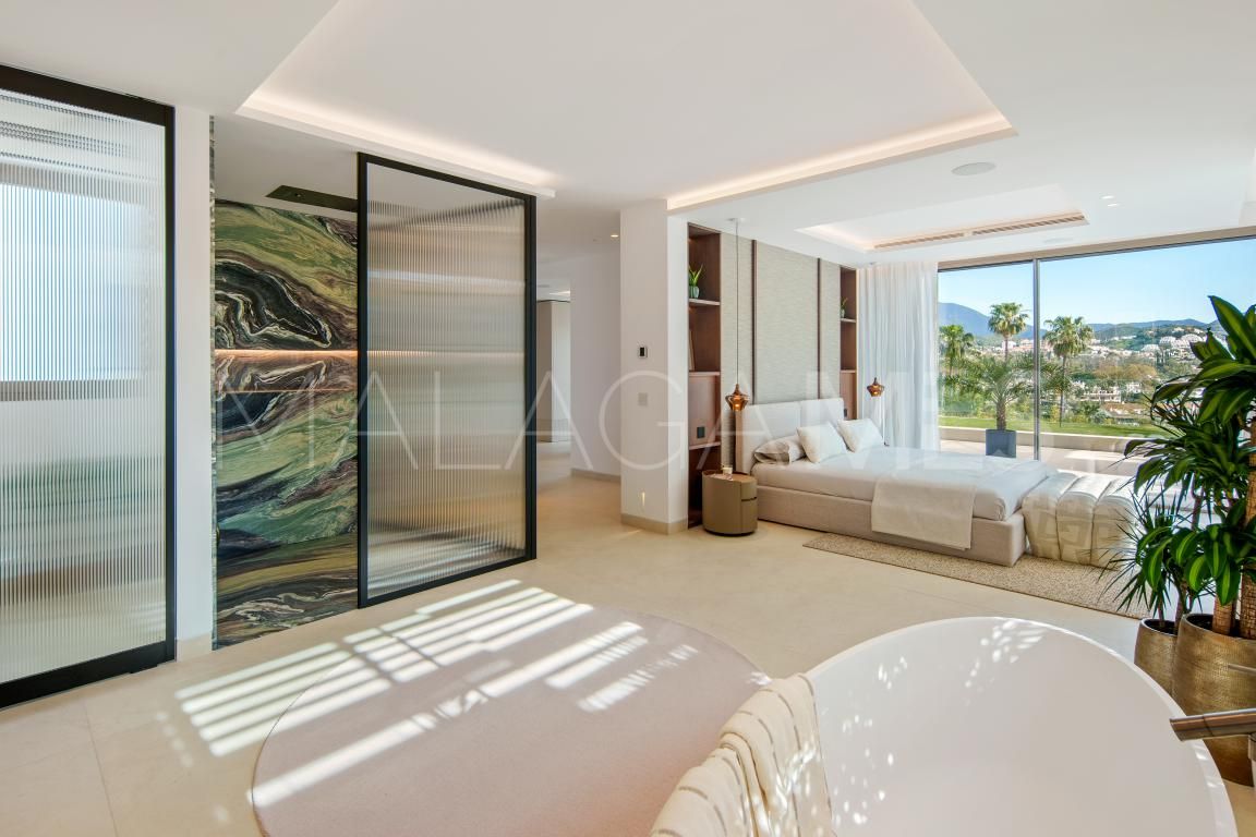 Buy villa with 5 bedrooms in Nueva Andalucia