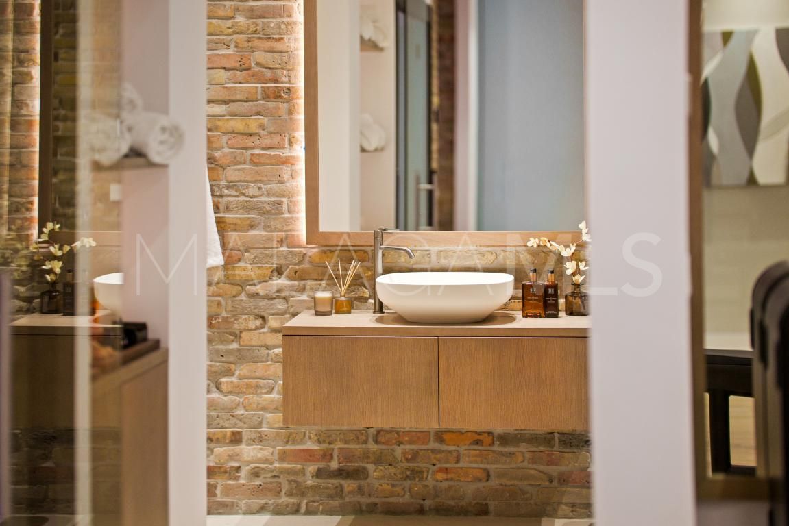 Buy villa with 5 bedrooms in Nueva Andalucia