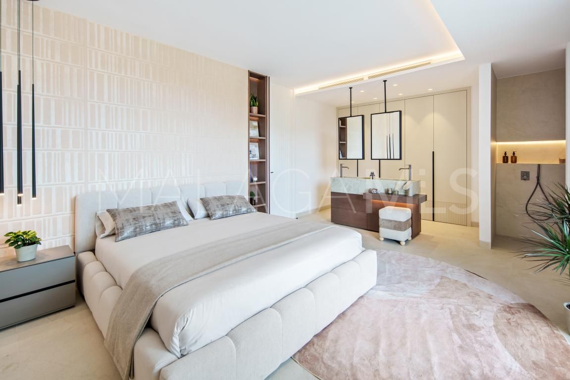 Buy villa with 5 bedrooms in Nueva Andalucia
