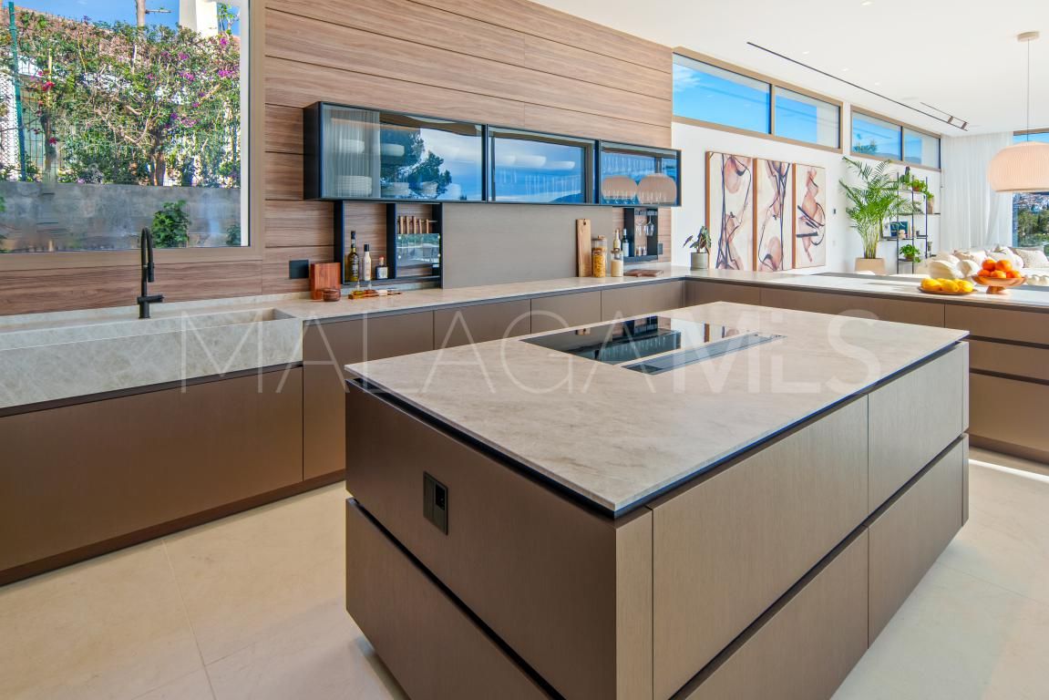 Buy villa with 5 bedrooms in Nueva Andalucia