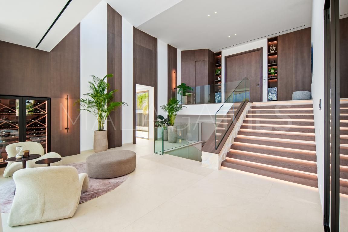 Buy villa with 5 bedrooms in Nueva Andalucia