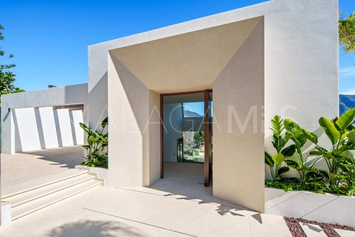 Buy villa with 5 bedrooms in Nueva Andalucia