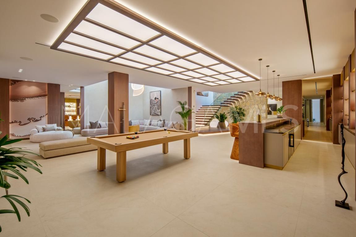 Buy villa with 5 bedrooms in Nueva Andalucia