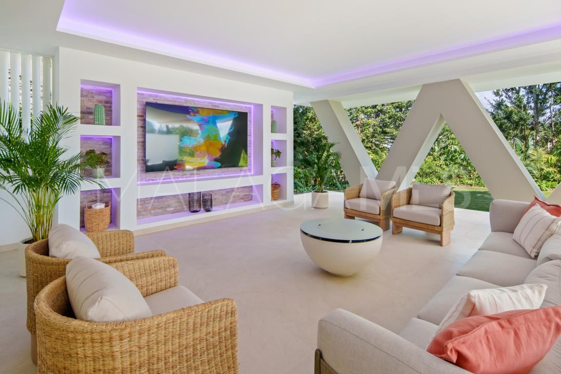 Buy villa with 5 bedrooms in Nueva Andalucia