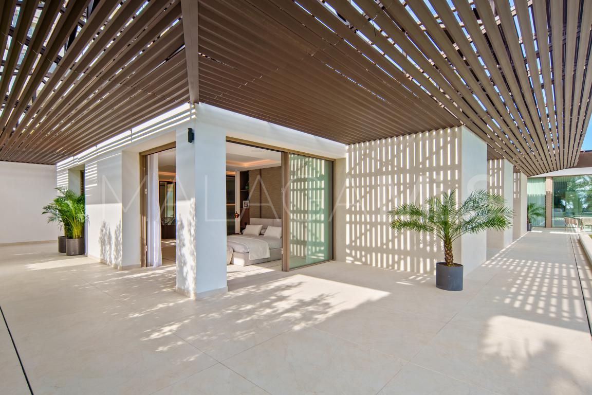 Buy villa with 5 bedrooms in Nueva Andalucia
