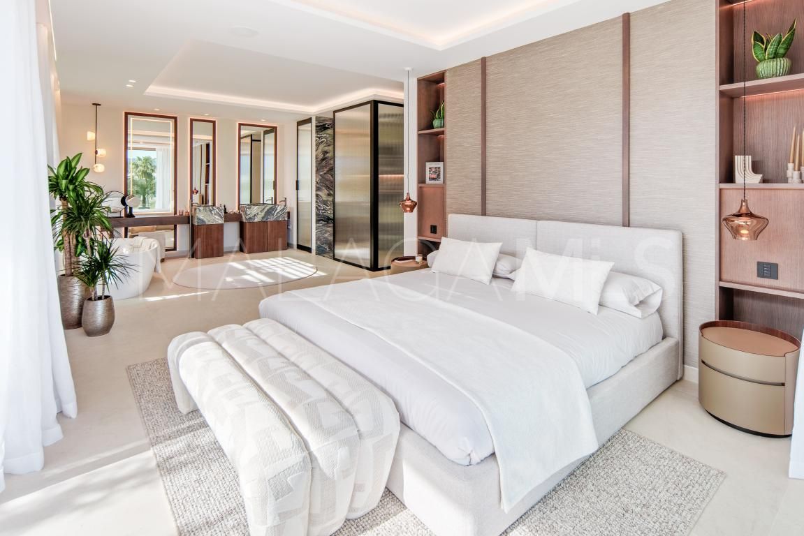 Buy villa with 5 bedrooms in Nueva Andalucia