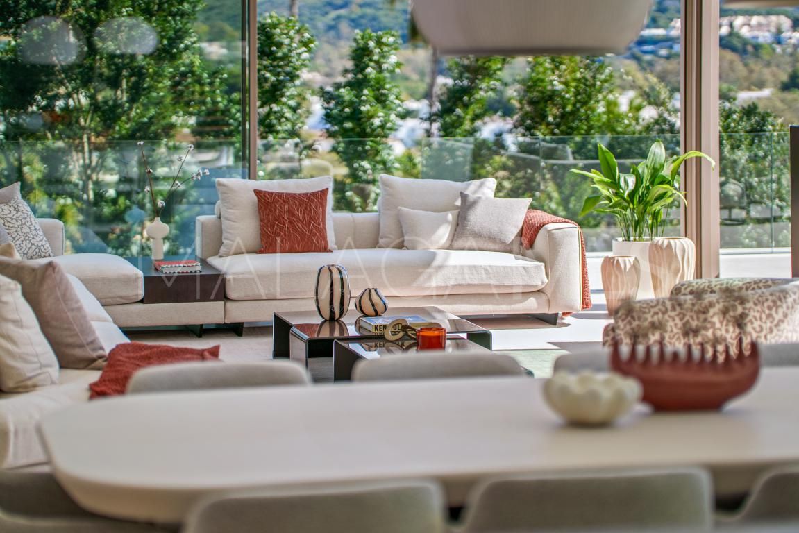 Buy villa with 5 bedrooms in Nueva Andalucia