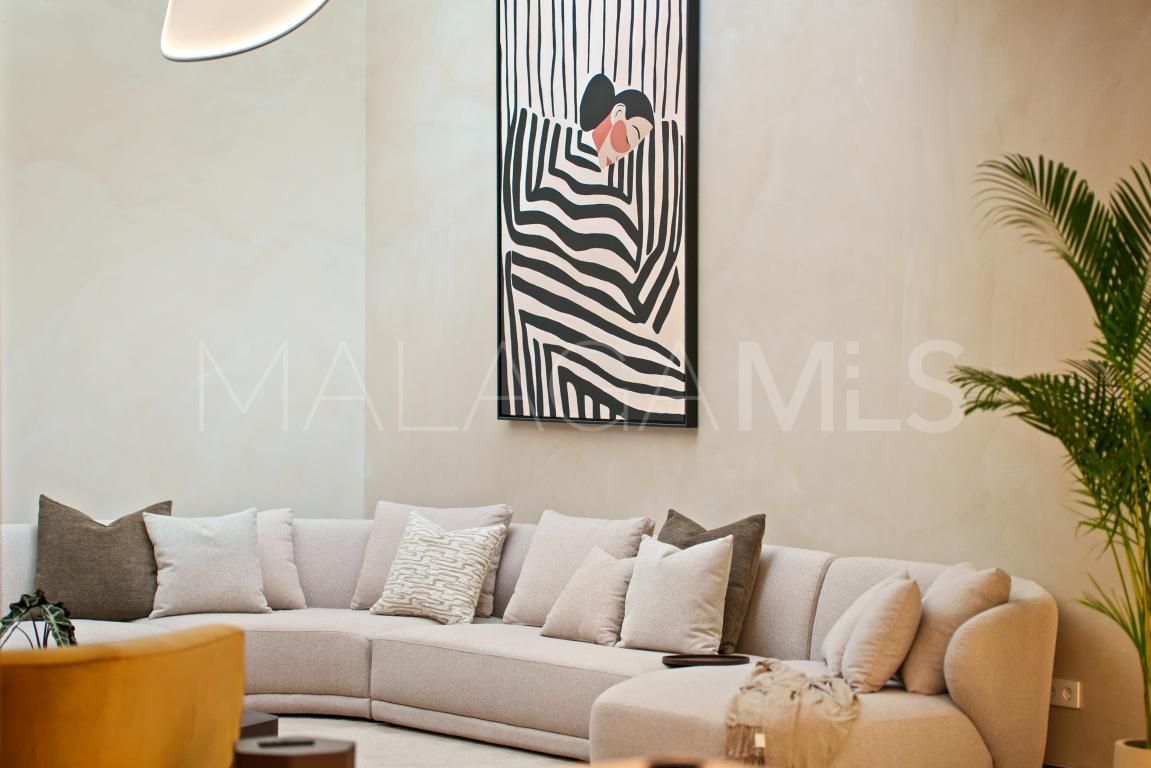 Buy villa with 5 bedrooms in Nueva Andalucia