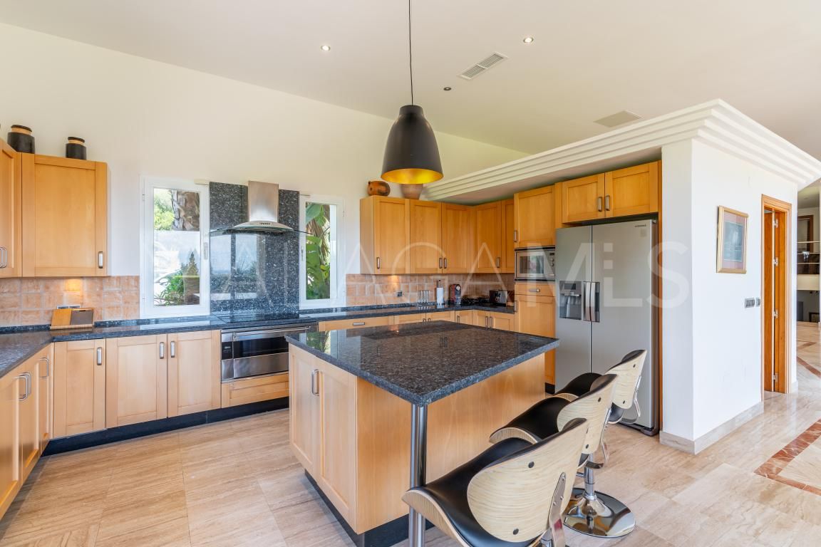 Buy villa pareada in Benahavis with 5 bedrooms