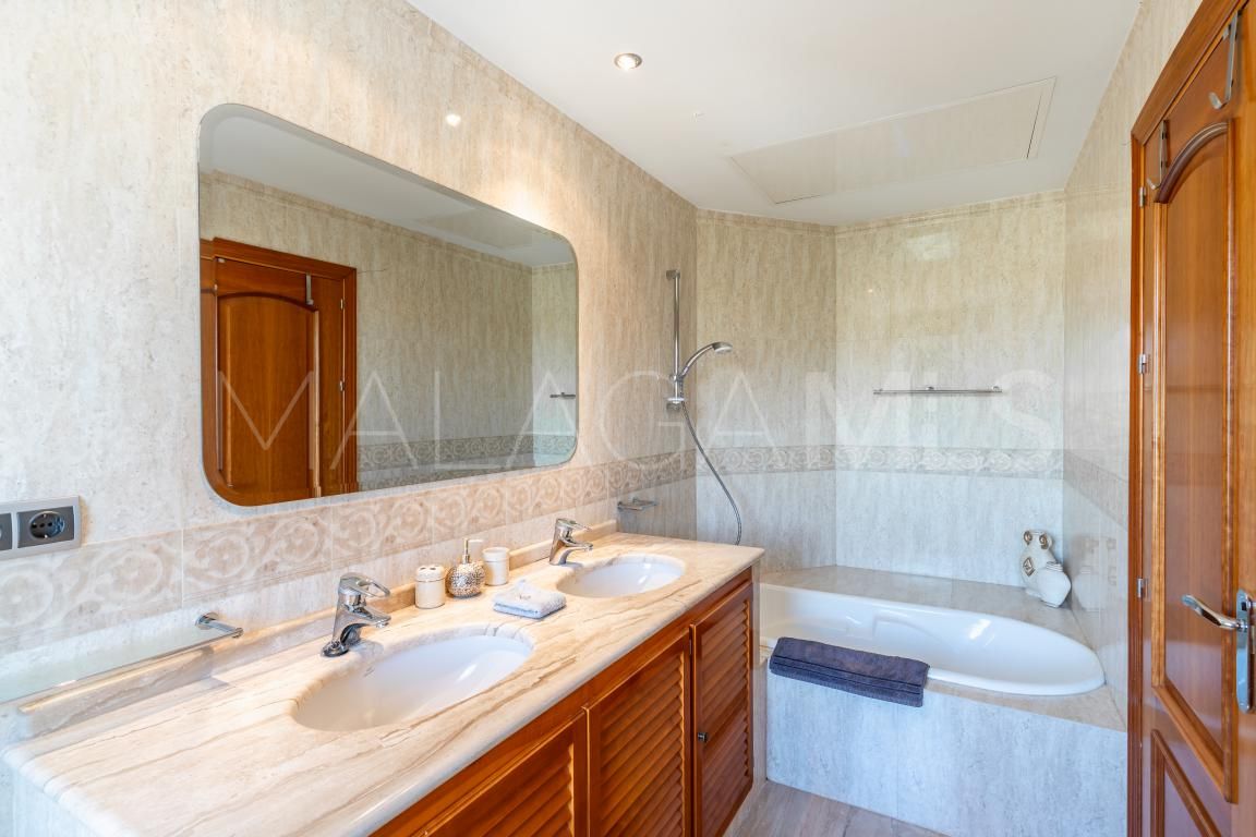 Buy villa pareada in Benahavis with 5 bedrooms