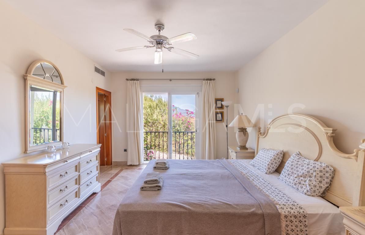 Buy villa pareada in Benahavis with 5 bedrooms