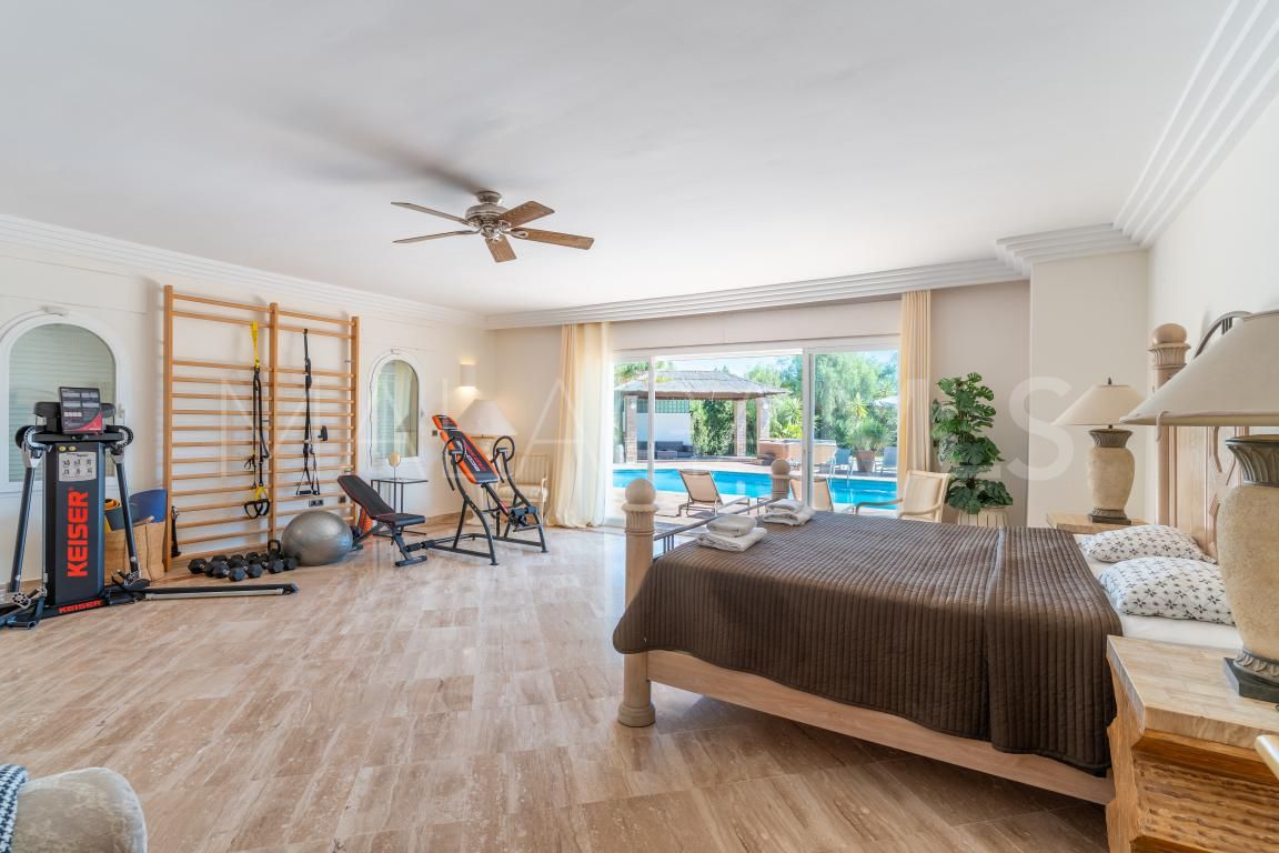 Buy villa pareada in Benahavis with 5 bedrooms