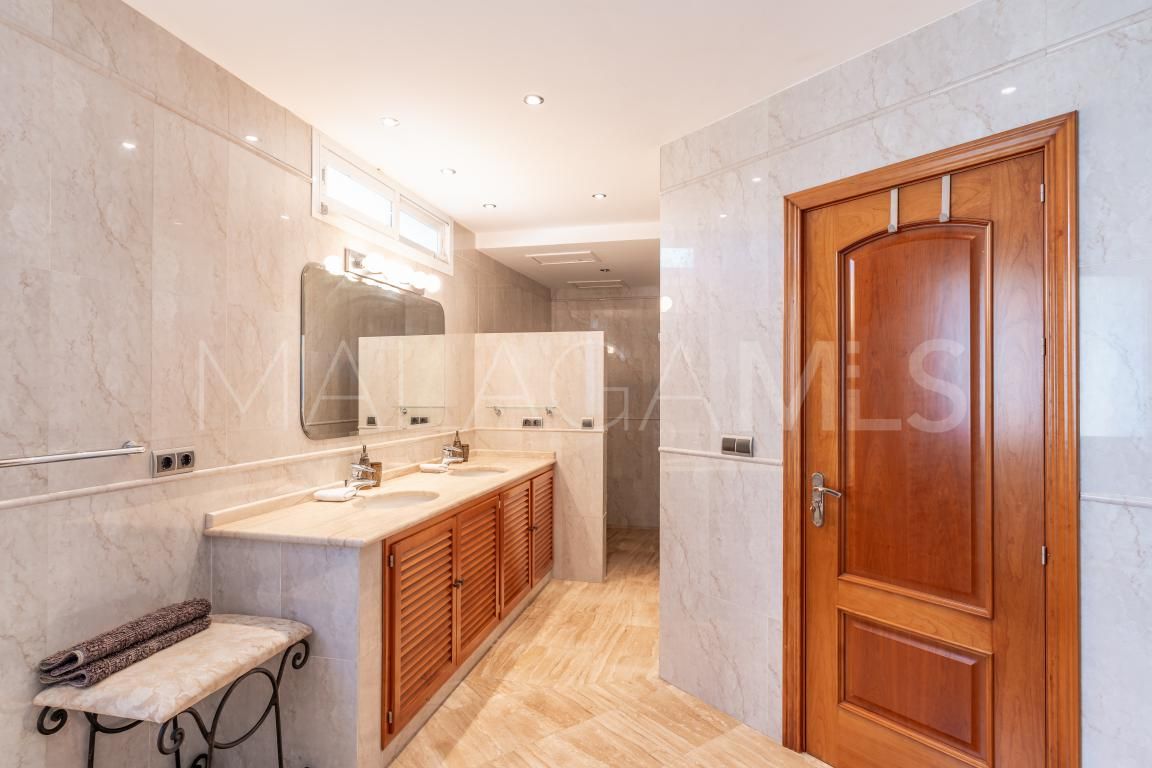 Buy villa pareada in Benahavis with 5 bedrooms