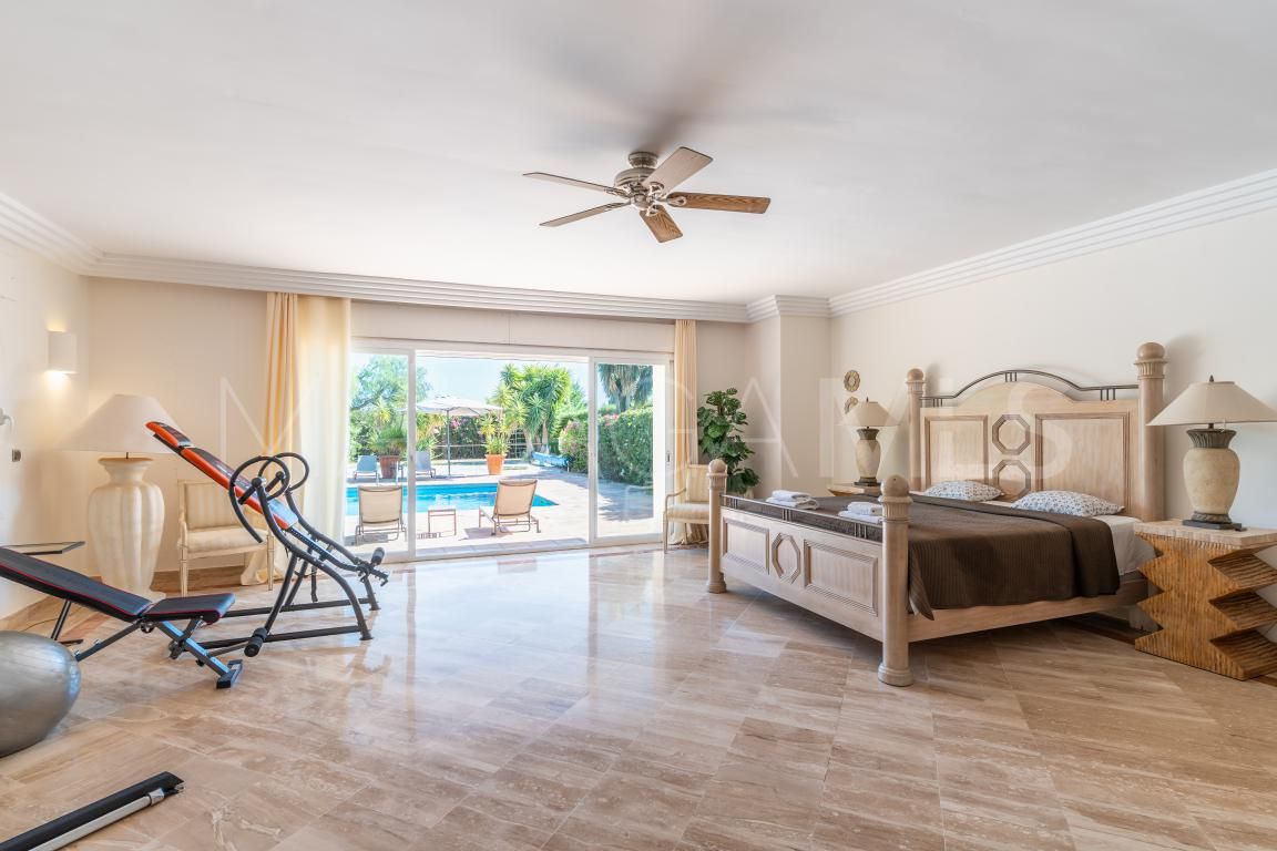 Buy villa pareada in Benahavis with 5 bedrooms