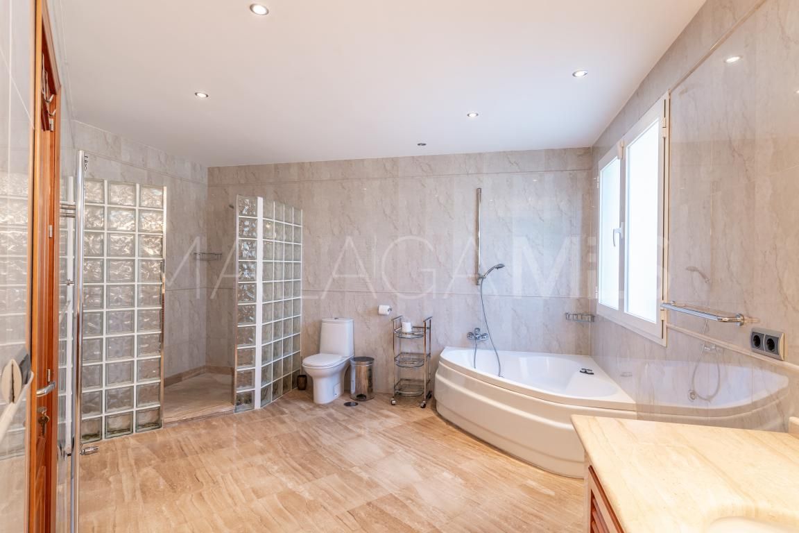 Buy villa pareada in Benahavis with 5 bedrooms