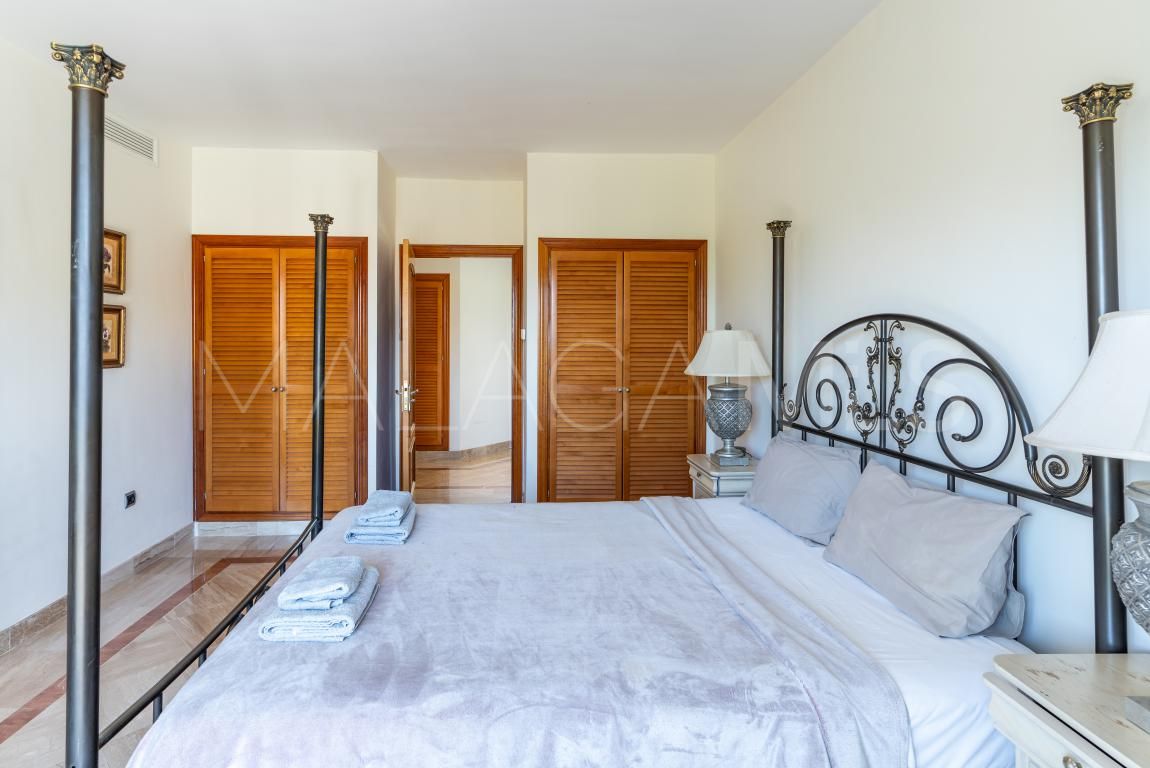 Buy villa pareada in Benahavis with 5 bedrooms