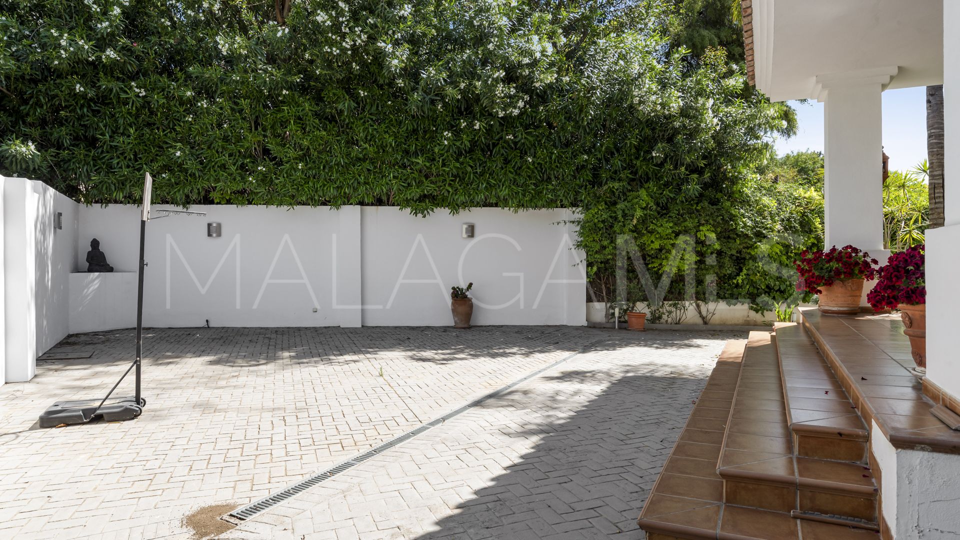 Villa for sale in Benahavis with 6 bedrooms