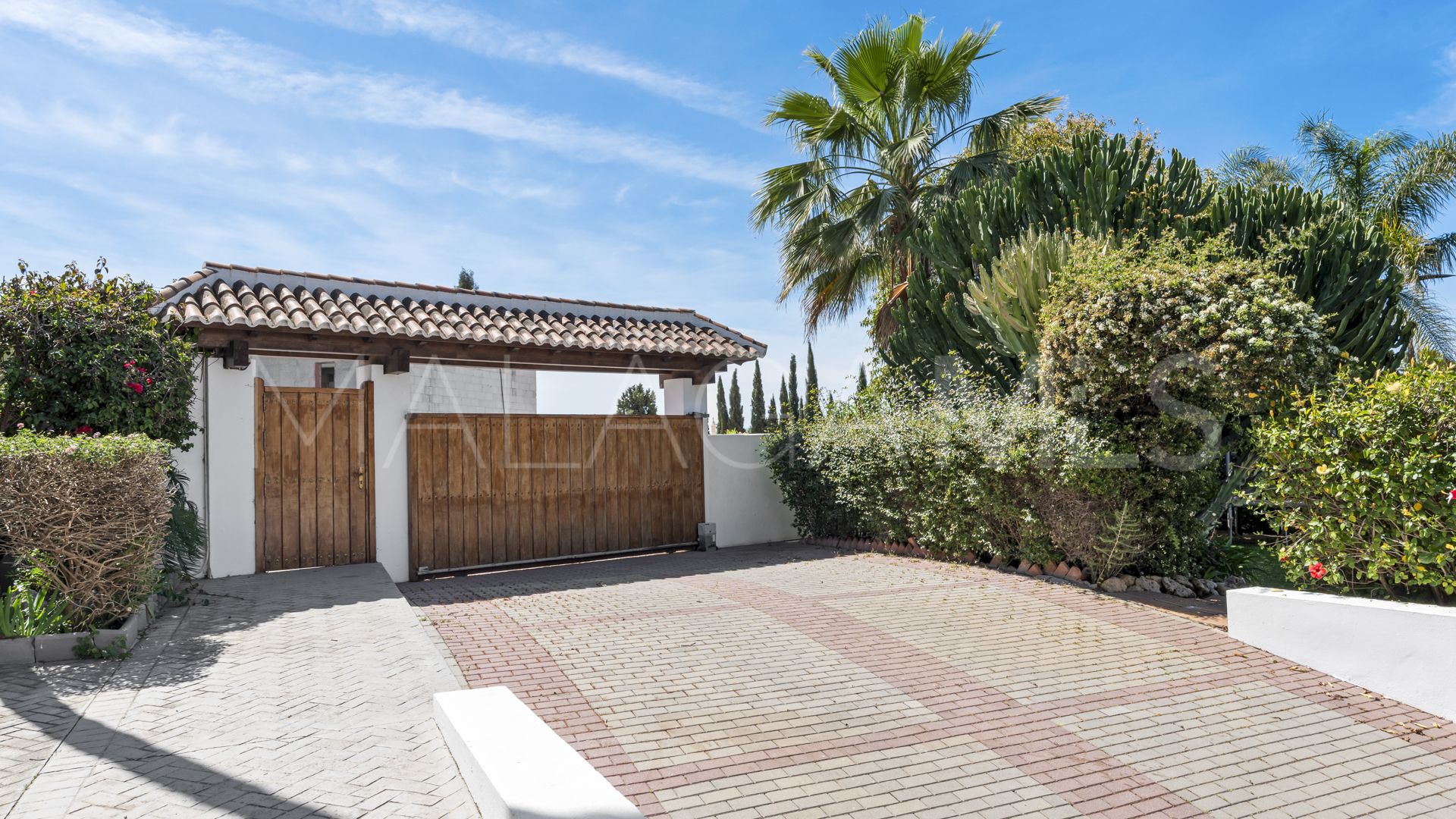 Villa for sale in Benahavis with 6 bedrooms
