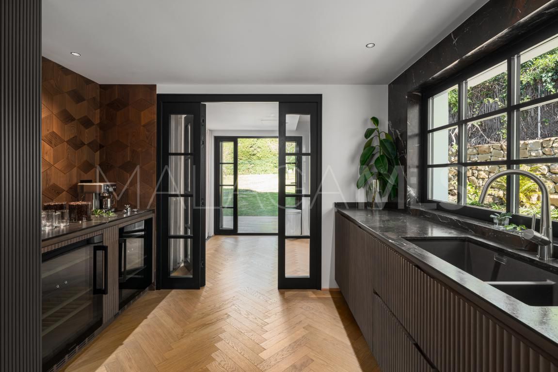 Villa for sale in Nueva Andalucia