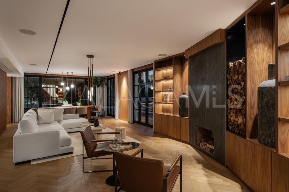 Villa for sale in Nueva Andalucia