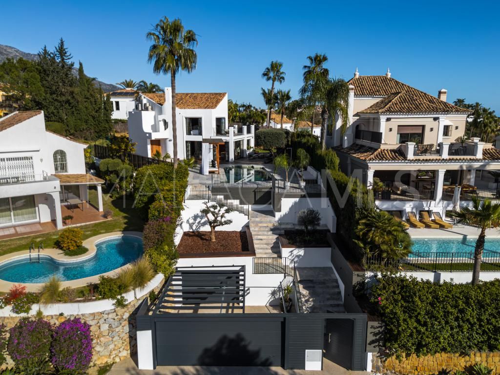 Villa for sale in Nueva Andalucia