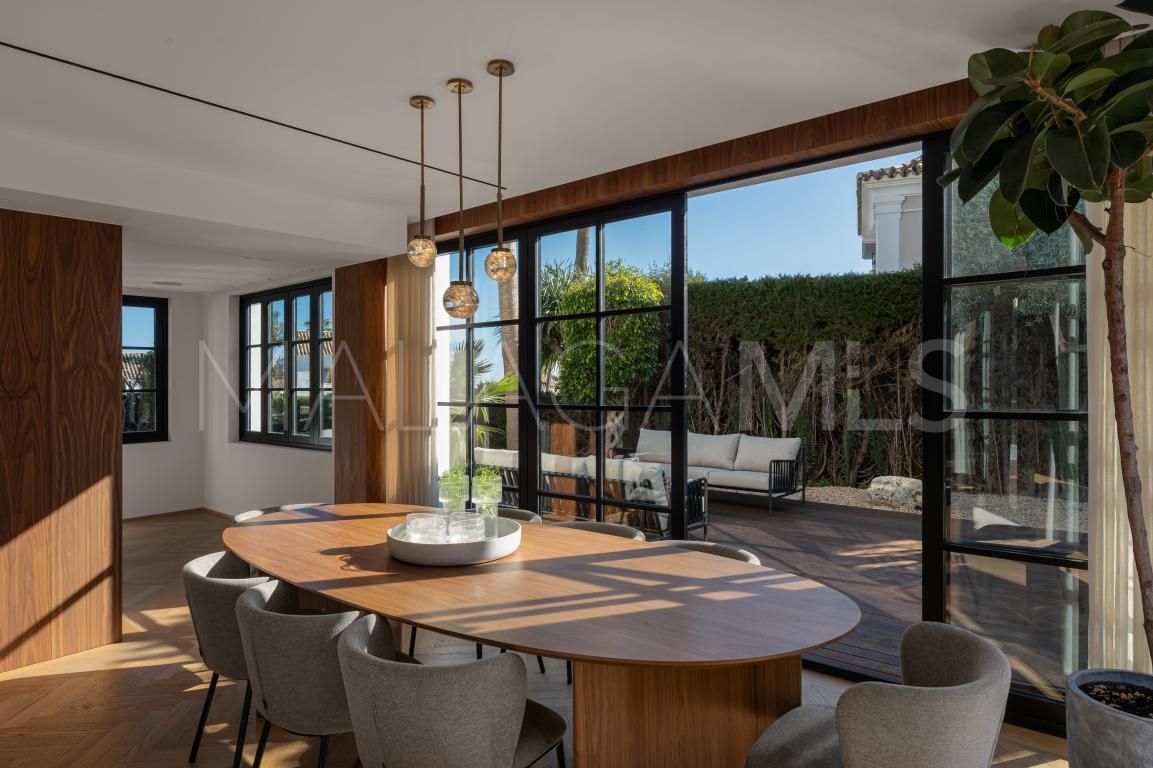 Villa for sale in Nueva Andalucia