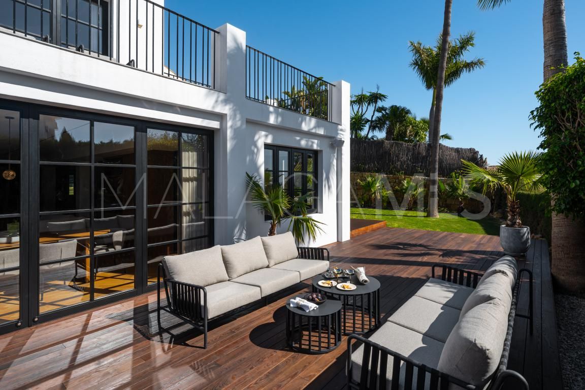 Villa for sale in Nueva Andalucia