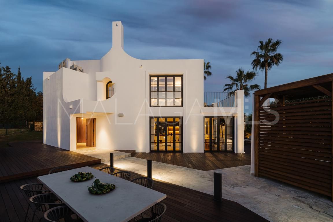 Villa for sale in Nueva Andalucia